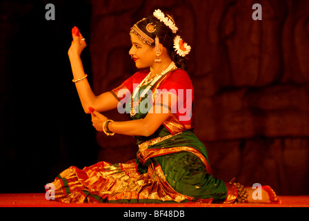 Eine indische Bharatanatyam-Tänzerin bei einem klassischen indischen Tanz-Festival in Mahapalipuram, Tamil Nadu, Indien. Stockfoto