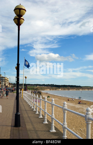 Die blaue Flagge fliegen an der North Promenade, mit Blick auf den Strand, Bridlington, East Yorkshire, England, UK Stockfoto