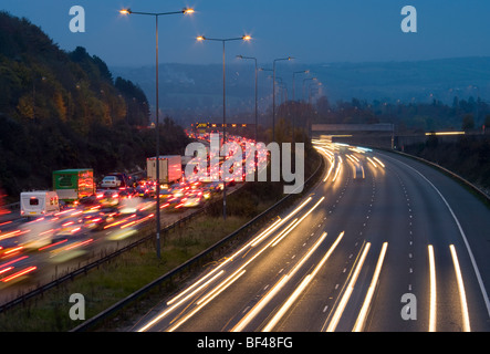 Unfall Staus auf der M25 Autobahn mit Traffic-Trails Stockfoto