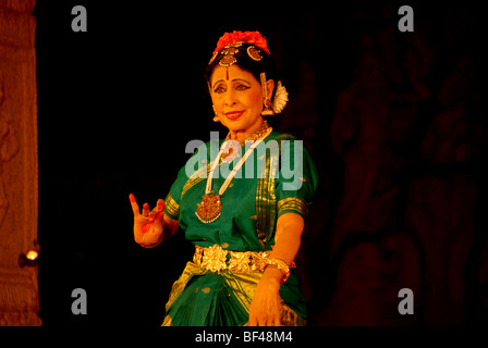 Eine indische Bharatanatyam-Tänzerin bei einem klassischen indischen Tanz-Festival in Mahapalipuram, Tamil Nadu, Indien. Stockfoto