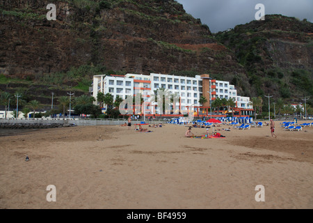 Sandstrand in der Marina von Calheta auf der Insel Madeira, Portugal, Europa. Foto: Willy Matheisl Stockfoto