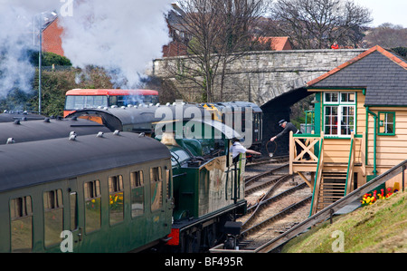 Zug am Bahnhof von Swanage, Dorset, England Stockfoto