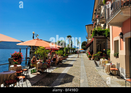 Promenade mit Restaurant Terrassen, Lago Maggiore, Cannero Riviera, Piemont, Italien, Europa Stockfoto