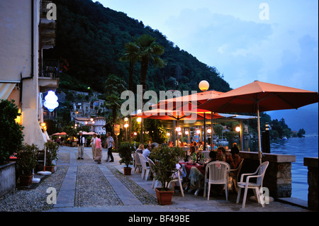 Promenade mit Restaurant Terrassen, Lago Maggiore, Cannero Riviera, Piemont, Italien, Europa Stockfoto