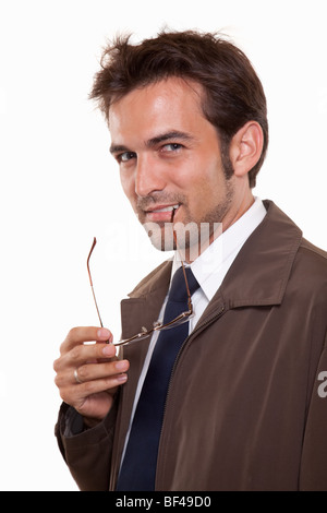 Junge attraktive kaukasischen Mann in seinen Zwanzigern mit Brille Stockfoto