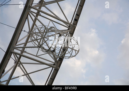 London Eye leere Kapsel Fach gegen Himmel Teil des Rades Kapsel für Wartung entfernt Stockfoto