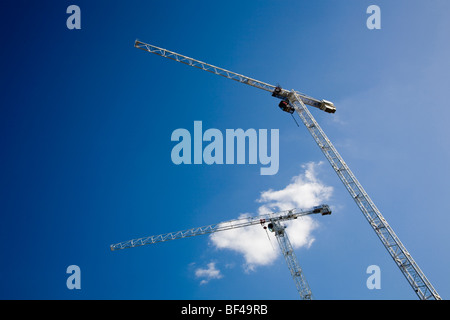 Zwei Baukräne gegen blauen Himmel Erde anzeigen Southbank London England Sommerzeit Daylight White Cloud sonniges Wetter Stockfoto