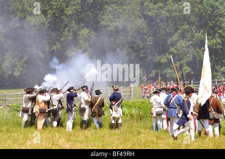 Amerikanische Patrioten in der Schlacht - kostümiert amerikanischer revolutionärer Krieg (1770) Ära Reenactment Stockfoto