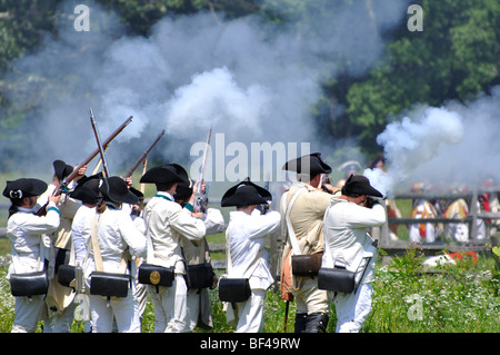 Amerikanische Patrioten in der Schlacht - kostümiert amerikanischer revolutionärer Krieg (1770) Ära Reenactment Stockfoto