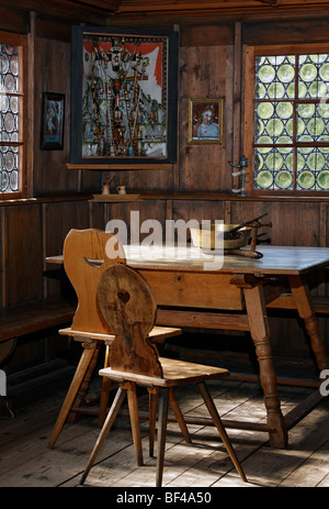 Wohnzimmer eines historischen Bauernhauses, gebaut im Jahre 1705, Fuessinger House aus Siebratsreute, Bauernhaus-Museum Wolfegg, Allgäu, U Stockfoto