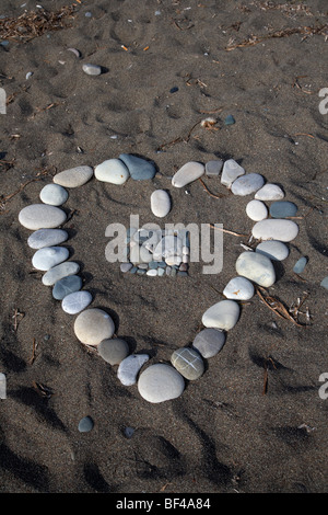 Herzsymbol aus Kieselsteine am Strand von Aphrodite Felsen Petra Tou Romiou Republik Zypern Europa gefertigt Stockfoto