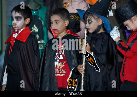 Kinder in entsprechenden Kostümen bei einer Halloween Festival Parade. Stockfoto