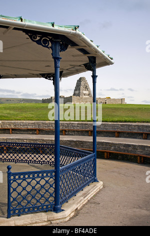 Musikpavillon und Kriegerdenkmal am Meer Swanage, Dorset, England Stockfoto