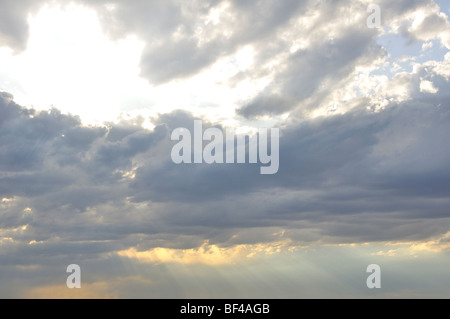 Strahlen der Sonne durch Wolken Stockfoto