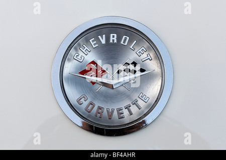 Polierte Emblem auf dem Kühler eines amerikanischen Oldtimers, Chevrolet Corvette Stockfoto