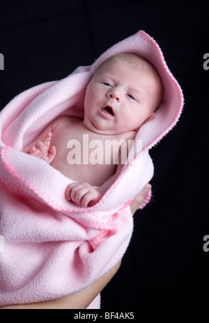 Baby, Mädchen, 5 Wochen alt, auf der Mutter arm Stockfoto