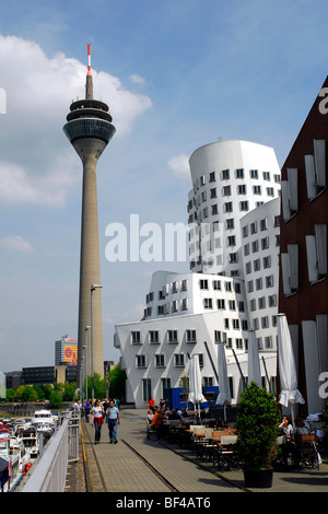 Rheinturm Turm und Neuer Zollhof, Kunst und Medien Zentrum Rheinhafen, Gebäude von dem Architekten Gehry, Gehry-Bauten Stockfoto