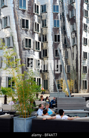 Neuer Zollhof, Kunst und Medien Zentrum Rheinhafen, Gebäude von dem Architekten Gehry, bar-Café-Terrasse auf den Handelshafen Stockfoto