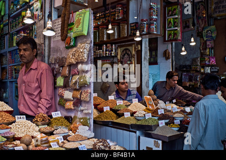 Kaufleute in der Gewürzmarkt, Gewürzen, Nüssen und getrockneten Früchten, Alt-Delhi, Indien, Asien Stockfoto