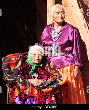 Zwei Navajo Weise ältere Frauen im Freien in Bright Sun Stockfoto