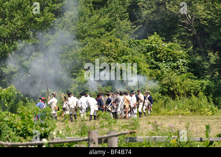 Amerikanische Patrioten in der Schlacht - kostümiert amerikanischer revolutionärer Krieg (1770) Ära Reenactment Stockfoto