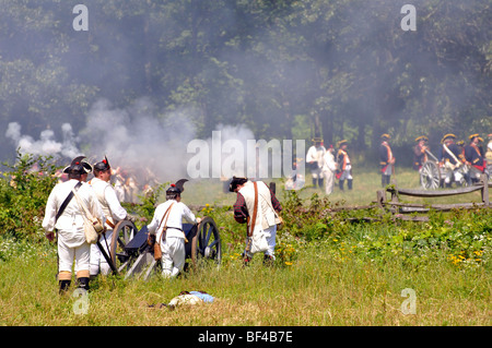 Amerikanische Patrioten in der Schlacht - kostümiert amerikanischer revolutionärer Krieg (1770) Ära Reenactment Stockfoto