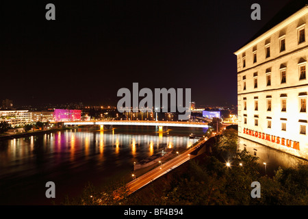 Schlossmuseum, links, Ars Electronica Center, Lentos Kunstmuseum und Nibelungenbrücke über die Donau, Linz, Oberösterreich Stockfoto