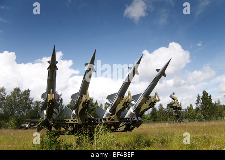 V-600-Raketen auf das s-125 vervierfachen Launcher mit SNR-125 Tracking, Feuerkontrolle und Führung Radar im Hintergrund Stockfoto