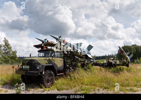 ZIL LKW Beladung Flugabwehrrakete auf das s-125 vervierfachen launcher Stockfoto