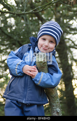 Frecher kleiner Junge, 2 Jahre, seine Zunge Stockfoto