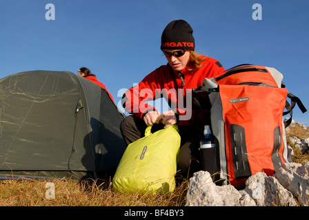 Wanderer, junger Mann und Frau Kochraum ein Biwak mit Zelt, Schlafsack, Rucksack und schlafen Pad, Mt. Heidachstellwand, Rofan, Stockfoto