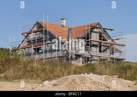 Wohnungsbau, Strab neues Appartementhaus, im Vordergrund ein Schmutz-Hügel Stockfoto