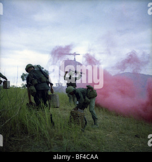 Mitglieder des B-Truppe, 1. Staffel, 9. Kavallerie pop Rote Rauchgranate während einer huey Hubschrauber Extraktion während einer Patrouille. Stockfoto