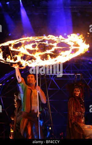 Les Chemins Invisibles Performer, kostenlose Cirque du Soleil show in Straßen der Quebec Stadt, Kanada Stockfoto