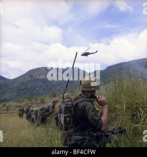 Mitglieder des B-Truppe, 1. Staffel, 9. Kavallerie beobachten ein huey Hubschrauber Gunship den Arbeitsbereich während des Vietnam-Krieges im Jahr 1967. Stockfoto
