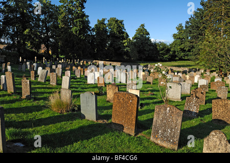 Alter Friedhof mit Grabsteinen in Saint James' Church, Church Street, Chipping Campden, Gloucestershire, England, Vereinigtes Königreich, Stockfoto