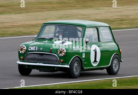 1964 Morris Mini Cooper S mit Fahrer Patrick Watts bei der 2009 beim Goodwood Revival Meeting, Sussex, UK. Stockfoto