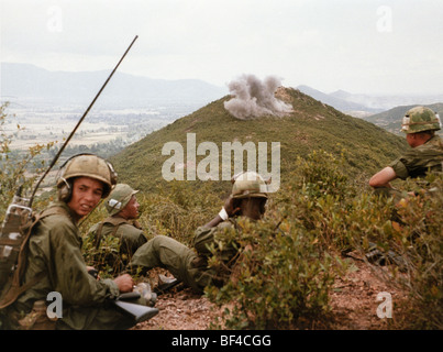 Die Blues leichte Infanterie Uhren wie ein Streik sein Ziel zu treffen. B-Truppe, 1. Staffel, 9. Kavallerie während des Vietnam-Krieges im Jahr 1967. Stockfoto