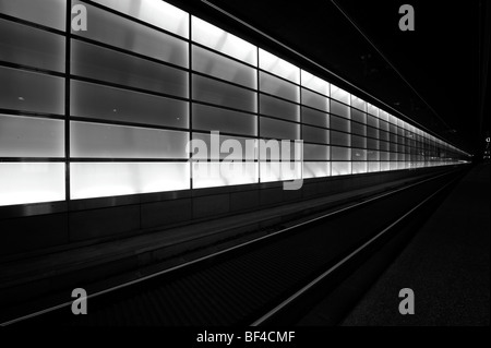 Gleise am Bahnhof, Berlin Deutschland Stockfoto