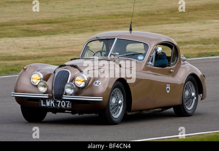 1952 Jaguar XK120 Montlhery "LWK 707" während der Stirling Moss parade an der 2009 beim Goodwood Revival, Sussex, UK. Stockfoto