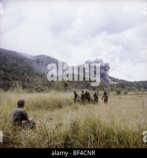 Die Blues leichte Infanterie Uhren wie ein Streik sein Ziel zu treffen. B-Truppe, 1. Staffel, 9. Kavallerie während des Vietnam-Krieges im Jahr 1967. Stockfoto