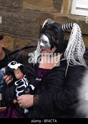 Eine Frau sitzend mit einer Babypuppe gekleidet als Goten auf der Whitby Gothic Woche Ende 2009 Stockfoto