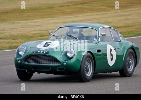 1961 Aston Martin DB4GT Zagato im RAC TT-Rennen an der 2009 beim Goodwood Revival, Sussex, UK. Stockfoto