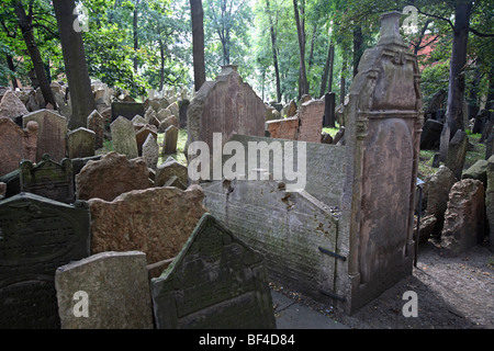 Grabsteine des alten jüdischen Friedhofs in Josefov, Prag, Tschechische Republik Stockfoto
