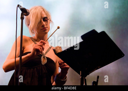 Elin Lindfors, Sängerin und Frontfrau der schwedischen Band, The Deer Tracks, die live in der Schueuer, Luzern, richtet Stockfoto