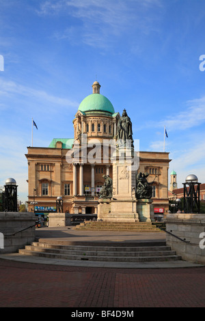 Rathaus und Statue der Königin Victoria, Königin Victoria Square, Kingston upon Hull, East Yorkshire, England, UK. Stockfoto