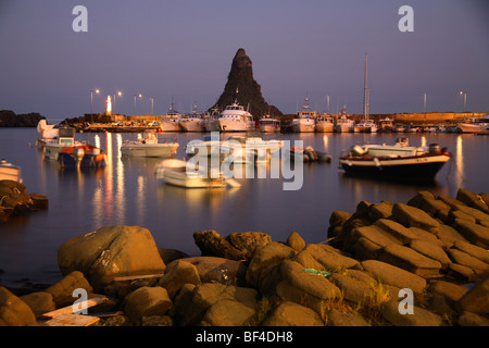 Boote in dem kleinen Hafen von Aci Trezza, Sizilien, Italien Stockfoto