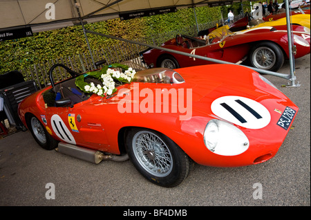 Gewinner-Girlanden schmücken die 1960 Ferrari 246S Dino im Fahrerlager bei der 2009 beim Goodwood Revival, Sussex, UK. Stockfoto