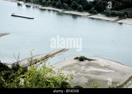 Blick vom Mt. Drachenfels auf der Insel Nonnenwerth, Niedrigwasser am Rhein, Nordrhein-Westfalen, Deutschland, Europa Stockfoto