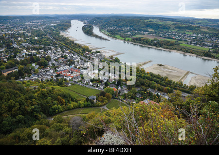 Blick vom Mt. Drachenfels auf Rhonedorf und der Insel Nonnenwerth, Niedrigwasser am Rhein, Nordrhein-Westfalen, Deutschland Stockfoto